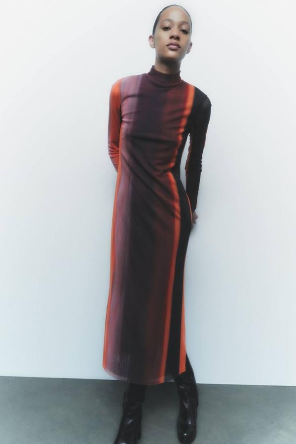 Vestido midi en tejido de tul con manga larga, cuello perkins y estampado degradado, tonos marrón, lila y naranja.