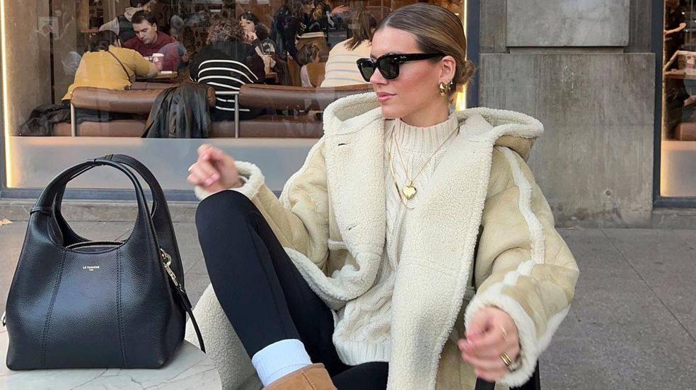 La influencer lleva un look con prendas en tendencia que debes comprar en rebajas