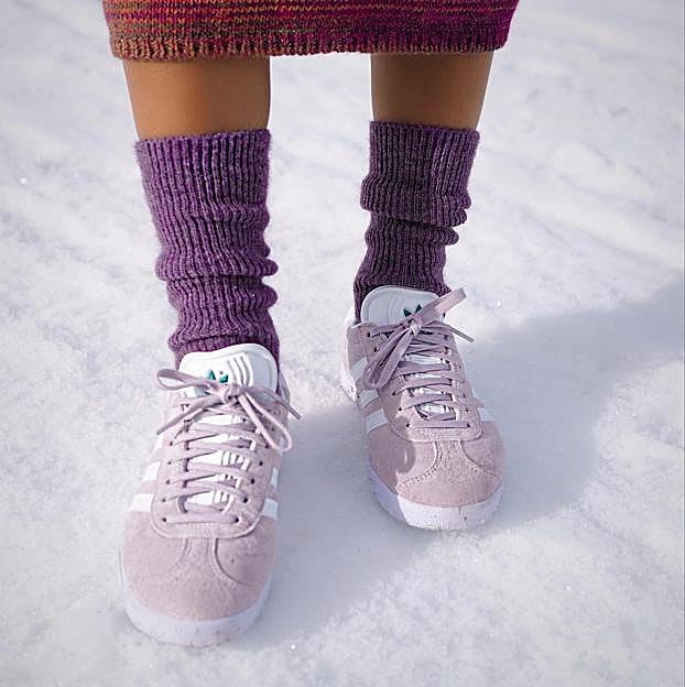 Las zapatillas Gazelle en color lila.