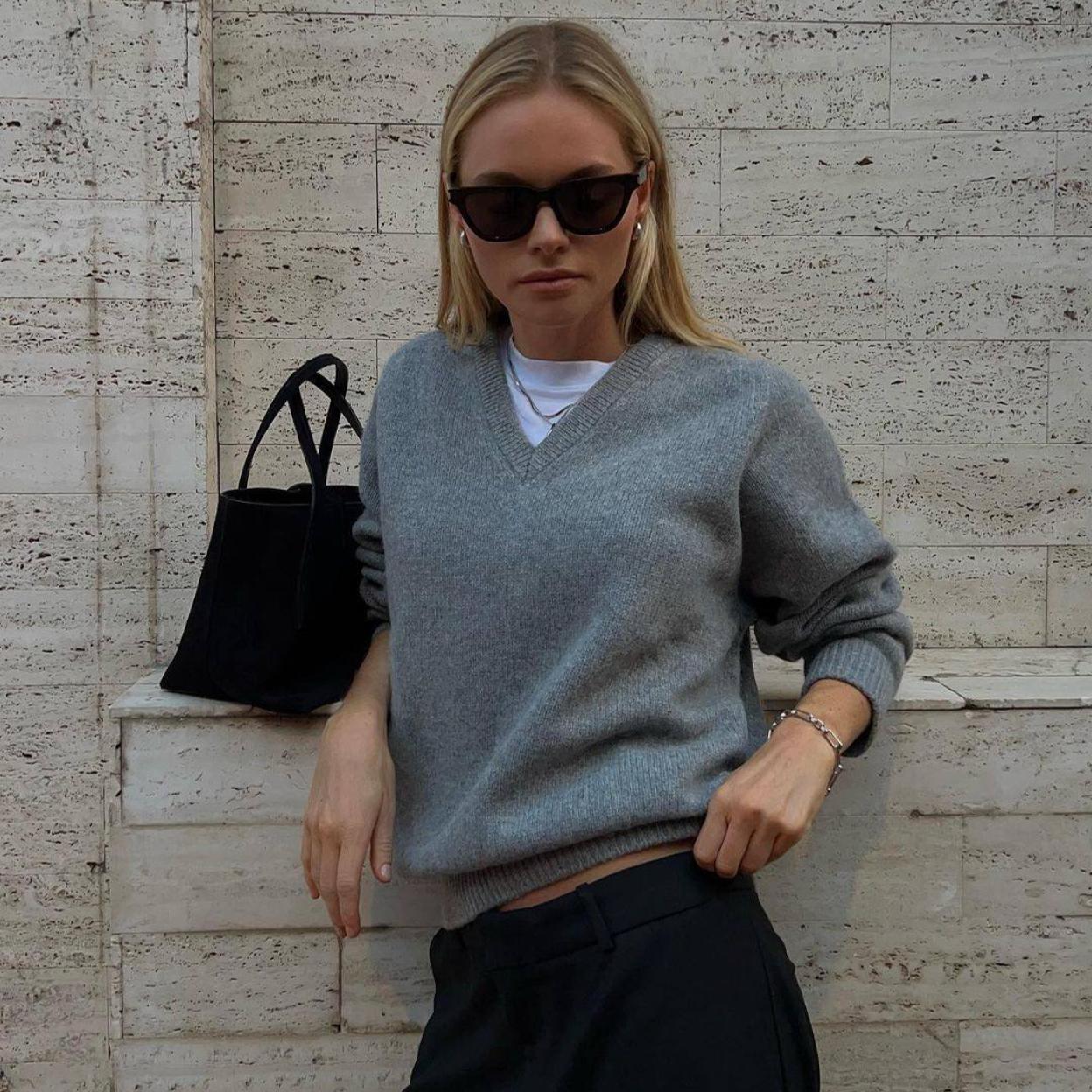 La influencer lleva un look básico con jersey