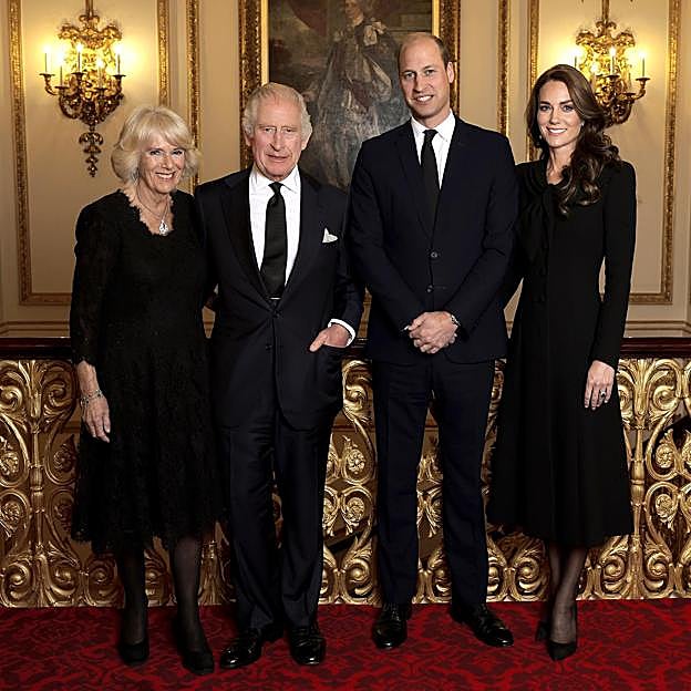 La reina consorte Camilla junto a su esposo, el rey Carlos III, y los príncipes de Gales, Guillermo y Kate Middleton.