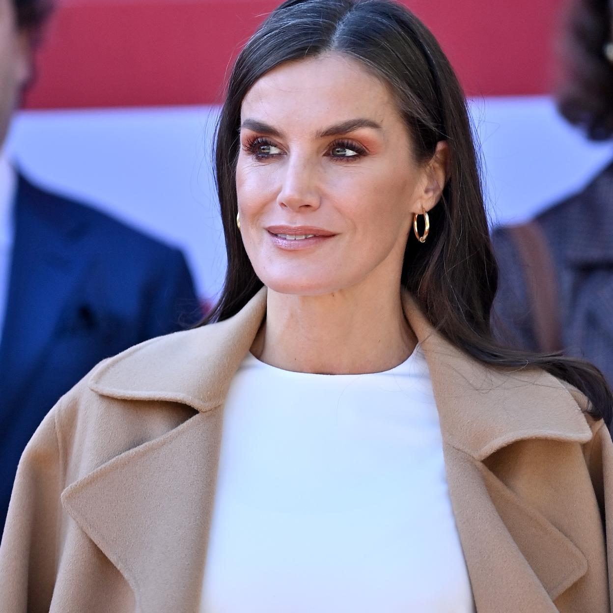 La reina Letizia suele apostar por el low cost español, sobre todo en sus apariciones diurnas. Aquí la vemos con un vestido blanco confeccionado por la modista de Zarzuela y abrigo camel, durante la inuguración el pasado diciembre de la nueva sede del Instituto Cervantes de Los Ángeles. 