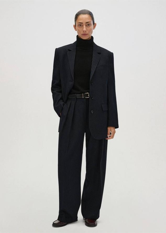 Traje de lana en estampado de raya diplomática con americana oversize y pantalón ancho con pinzas, en marino, de Mango.