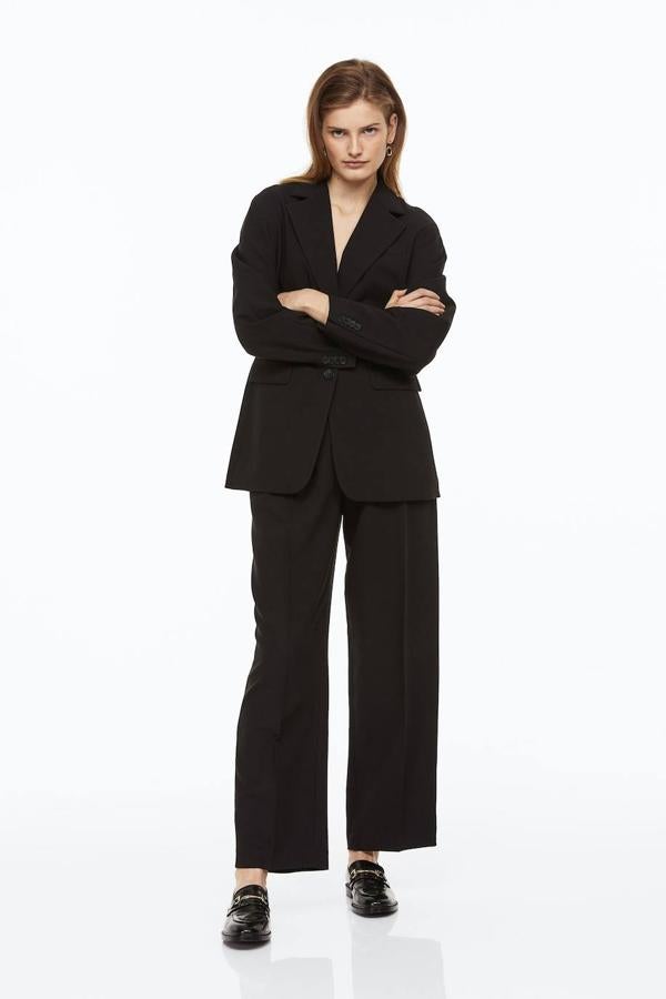 Traje con blazer de silueta reloj de arena y pantalón masculino wideleg, color negro, de H&M.