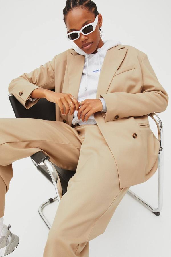 Traje de dos piezas con americana cruzada de doble botonadura y pantalón recto, tono beige, de H&M.
