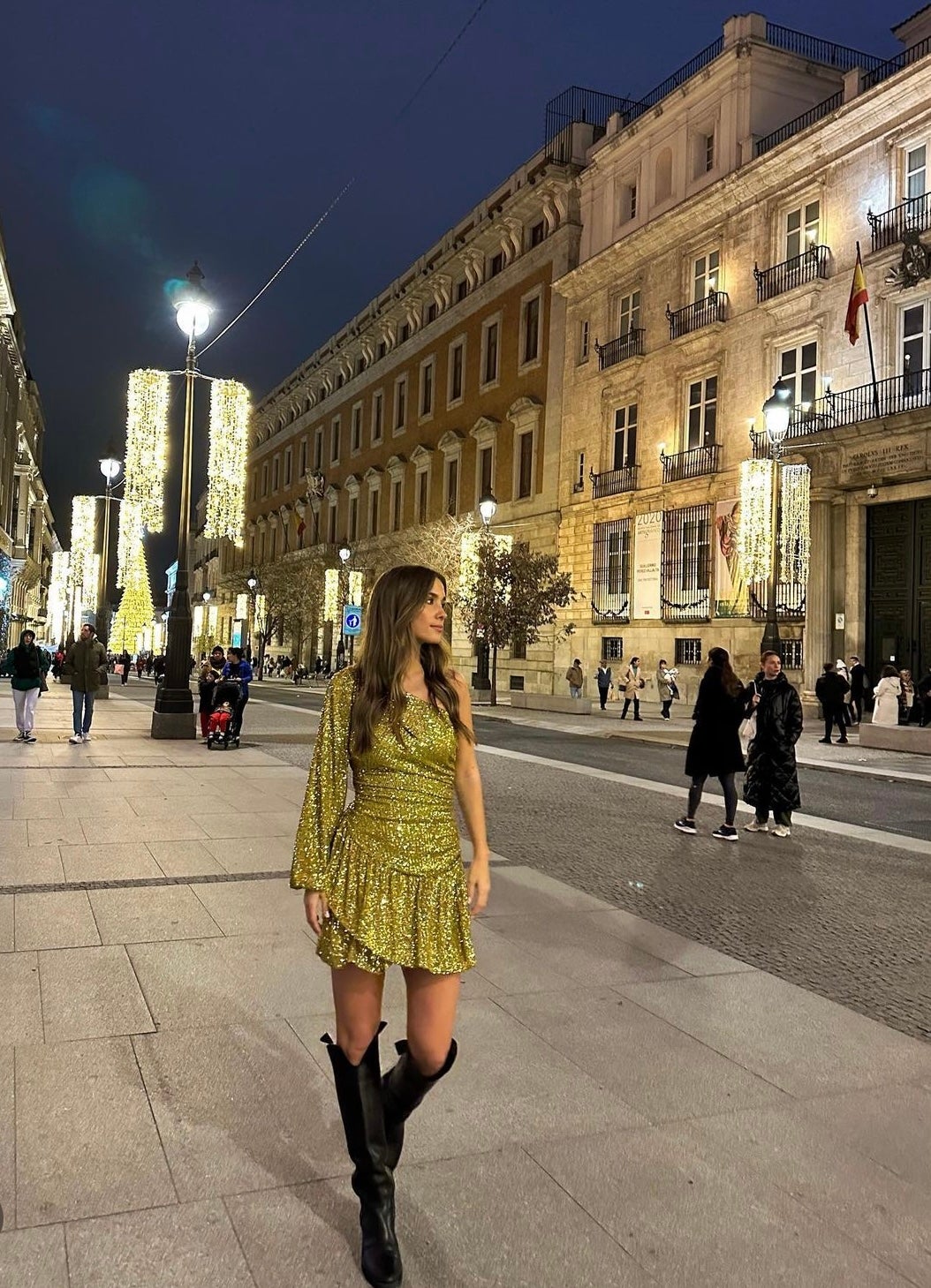 La influencer María Pombo, que supera los 2,9 millones de seguidores, también ha fichado unas botas altas para este invierno. La madrileña ha optado por un diseño mosquetero en color negro. ¡Para qué complicarse! Gracias a este calzado en tendencia la referente de estilo aporta un toque informal a un estilismo protagonizado por un vestido verde de lentejuelas. El resultado es de sobresaliente.