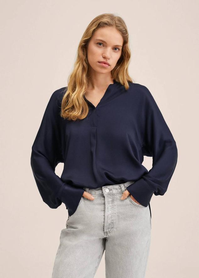 Blusa oversize en tejido satinado con corte relajado, cuello redondo y manga larga, azul marino. Encuéntrala por 11,99 euros.