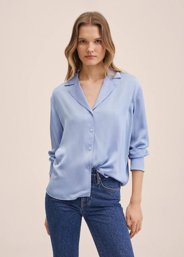 Blusa en tejido satinado con cuello solapa con muesca, manga larga y cierre de botones, color celeste. Cuesta 12,99 euros.
