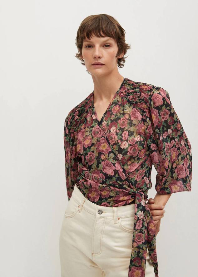 Blusa en tejido ligero vaporoso con cierre cruzado mediante lazada, escote de pico y mangas amplias tres cuartos, en floral print rosa. La encontrarás por 12,99 euros.