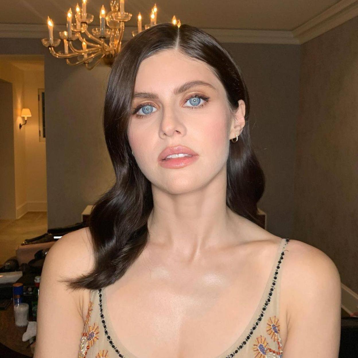 La mirada fresca de Alexandra Daddario se obtiene con estos contornos antifatiga