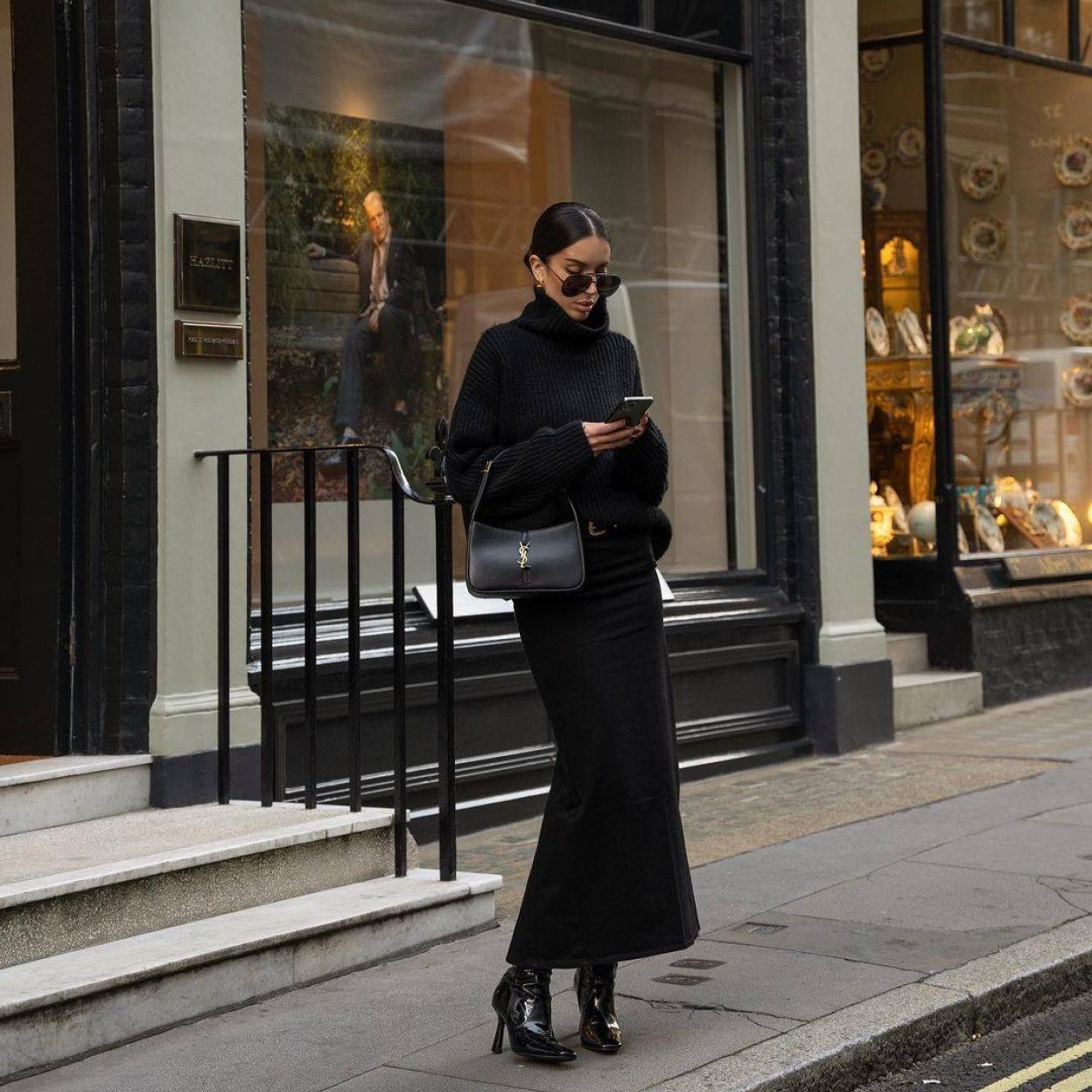 La influencer lleva un look con falda midi color negro