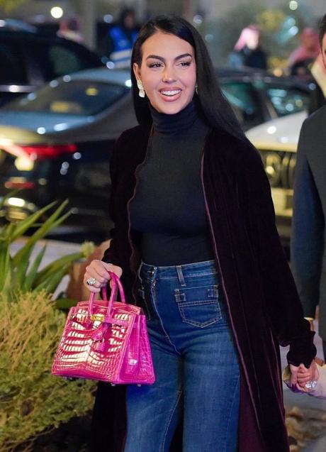 Imagen - Georgina con un bolso rosa de Hermès.