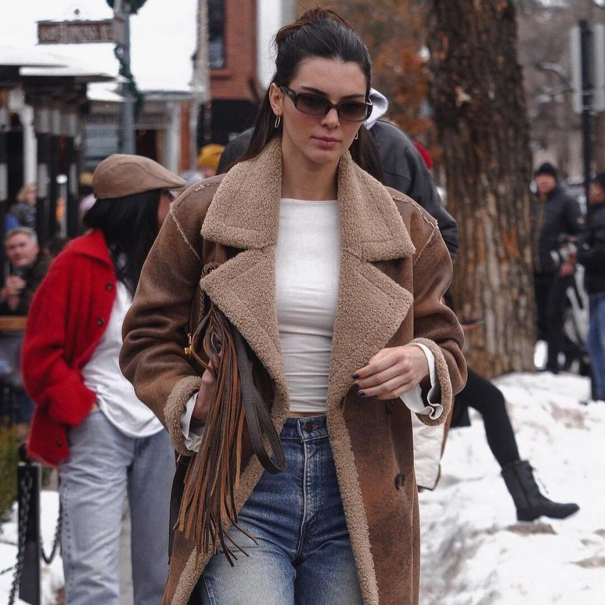 Kendall Jenner paseando con abrigo de doble faz.