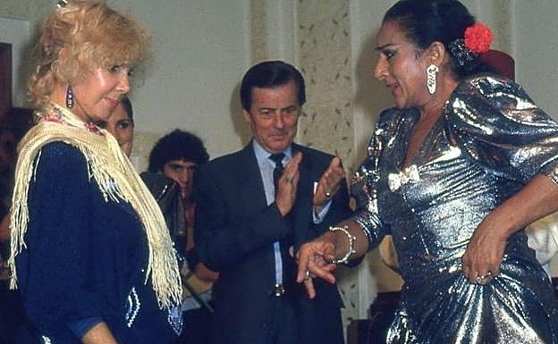 Existen múltiples testimonios gráficos de la complicidad entre Cayetana de Alba y Lola Flores, ambas grandes amantes del baile flamenco. 