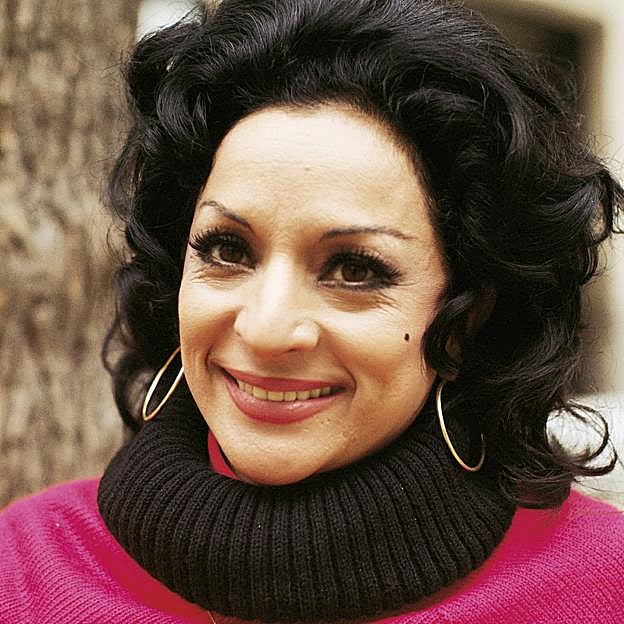 Lola Flores o cómo seducir a las mujeres con poder: así se metió en el bolsillo a Carmen Polo, la duquesa Cayetana de Alba o Esperanza Aguirre