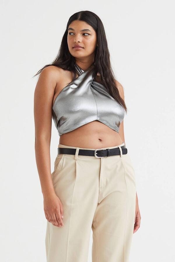 Top en tejido metalizado con escote cruzado y cuello halter ajustable, tono plata, de H&M.