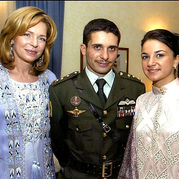 La reina Noor, su hijo el príncipe Hamzah y su primer aesposa, la princesa Noor bin Assem bin Nayef