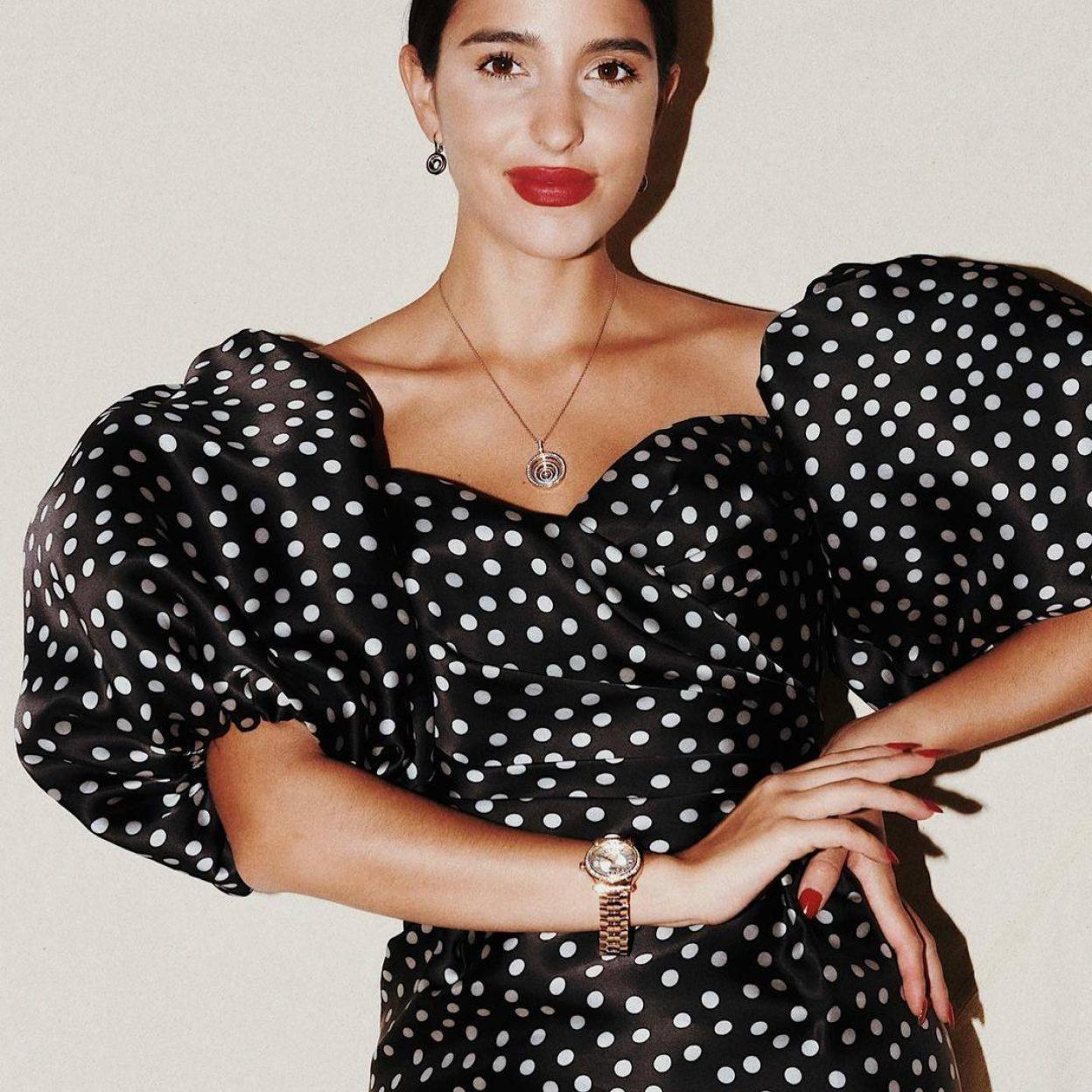 La influencer lleva un vestido con estampado de lunares