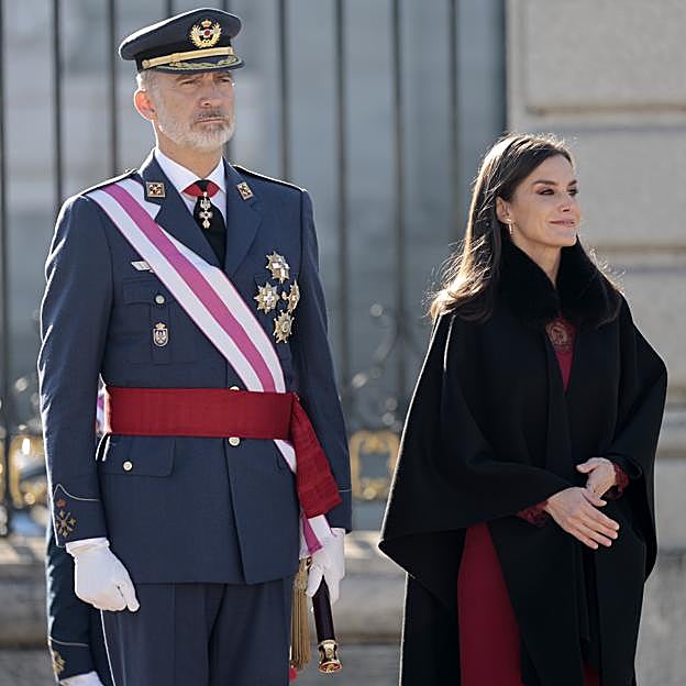 El espectacular look de la reina Letizia en la Pascua Militar: un vestido de Felipe Varela muy elegante y su capa favorita