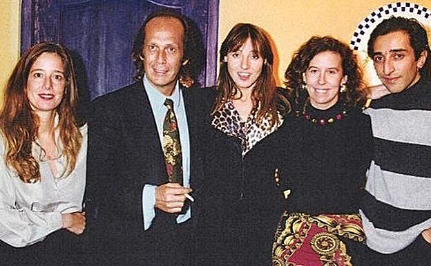En la puerta de la sala Caracol, en 1994 (de izquierda a derecha): Piedy Aguirre, Paco de Lucía, Mariola Orellana, Rocío Aguirre y Antonio Carmona. 