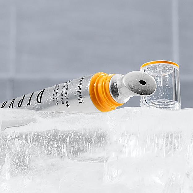 La textura sérum y su aplicador metálico potencian el efecto frescor de este contorno de Elizabeth Arden.