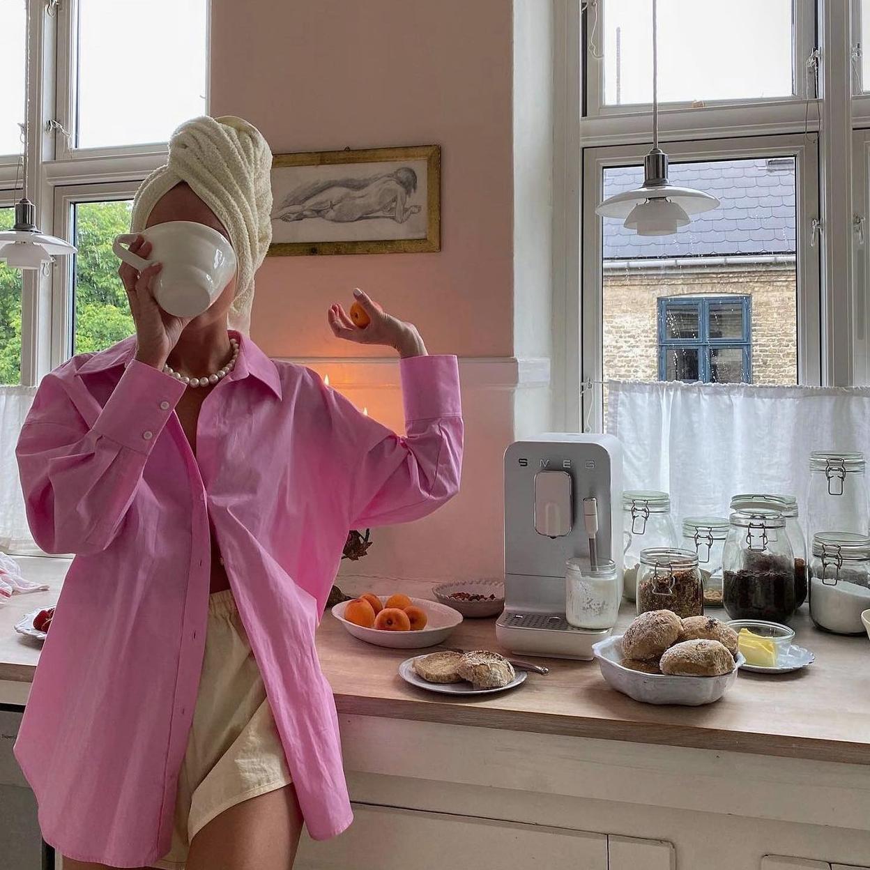 Influencer con turbante desayunando