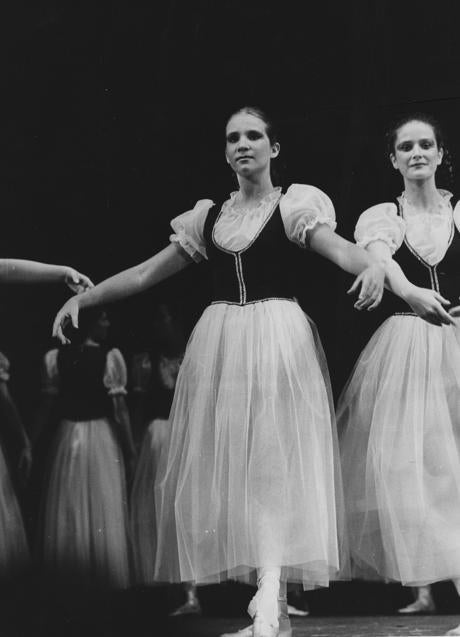 Imagen - La infanta Elena debutó como bailarina de ballet junto al cuerpo de baile de su academia en el Teatro de la Zarzuela, en 1979. (Foto: JAIME PATO/ARCHIVO ABC)