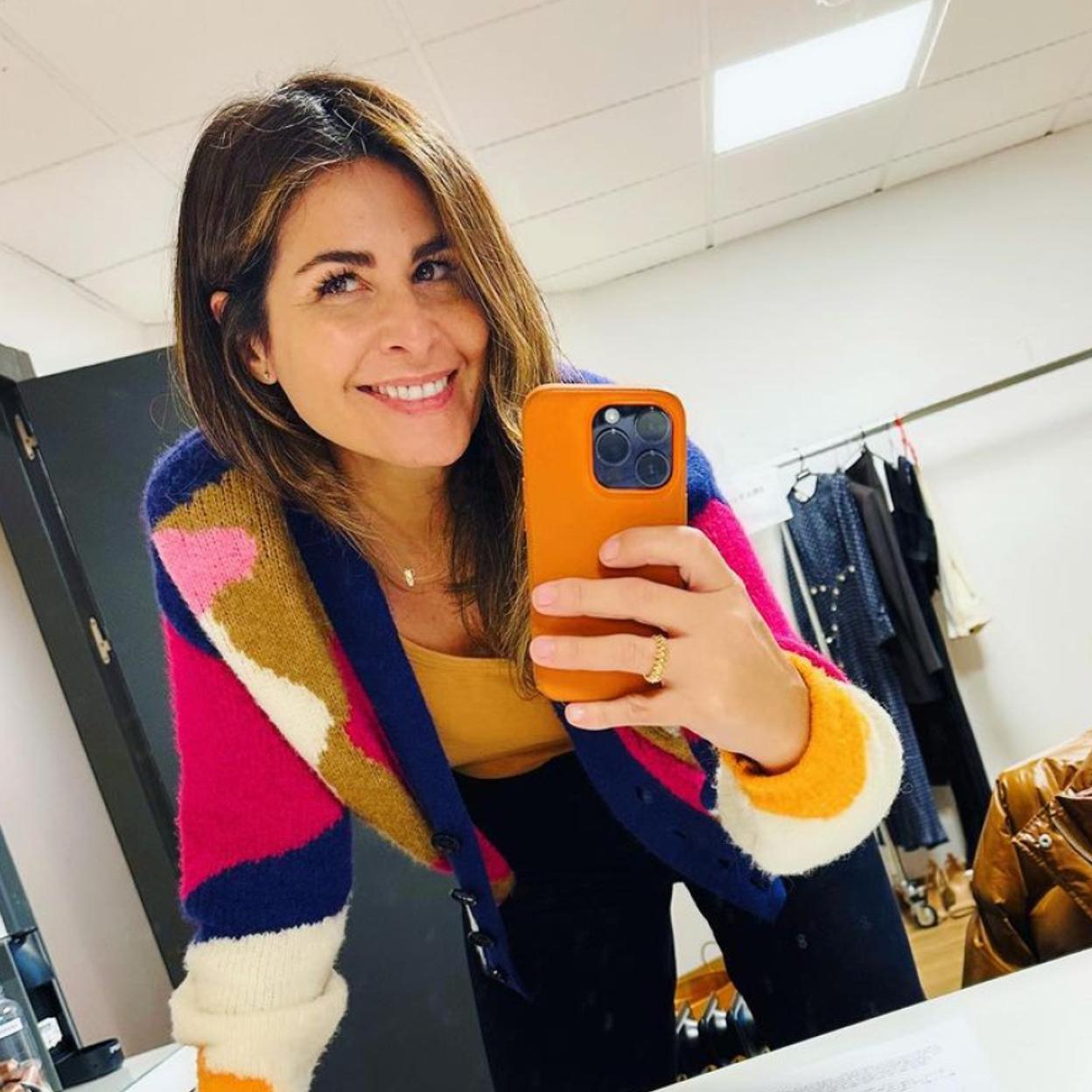 Nuria Roca con cárdigan de punto multicolor.