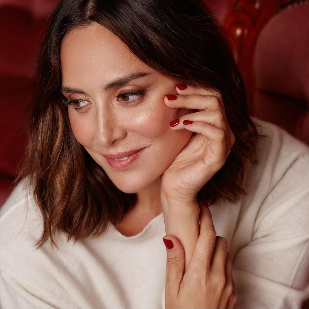 Tamara Falcó con manicura en color rojo.