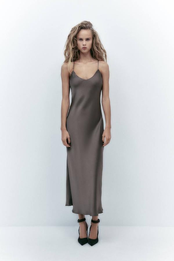 Vestido midi lencero en tejido satinado con silueta fluido, escote de pico y tirantes finos, en gris. Te costará 29,99 euros rebajado.