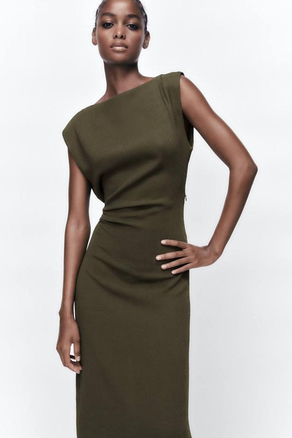 Vestido midi de tubo con cuello redondo, detalles drapeados en la cintura, manga sisa y abertura en el bajo. Hazte con él rebajado a 35,99 euros.