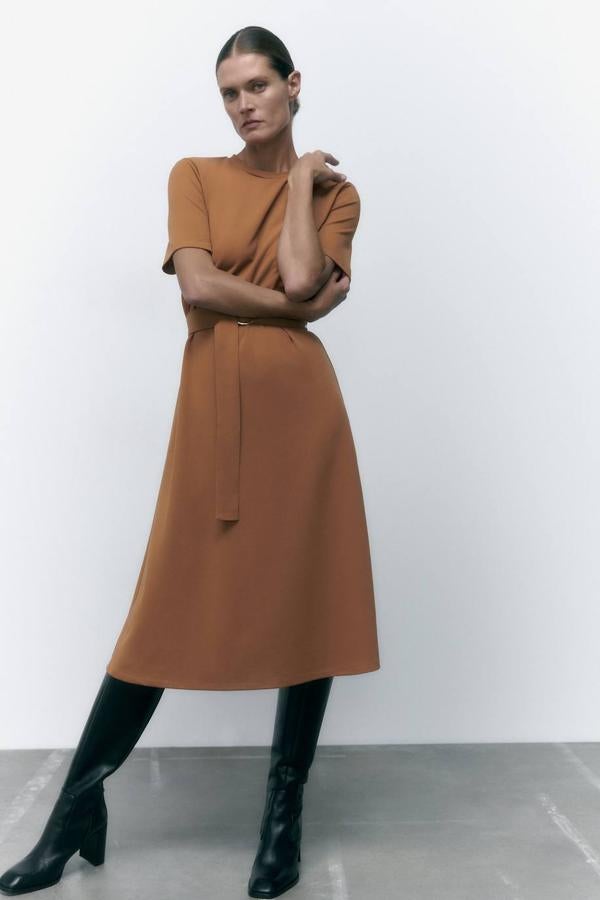 Vestido midi con manga corta, cuello redondo, falda evasé y detalle de cinturón a juego, color camel. Puedes comprarlo rebajado por 15,99 euros.