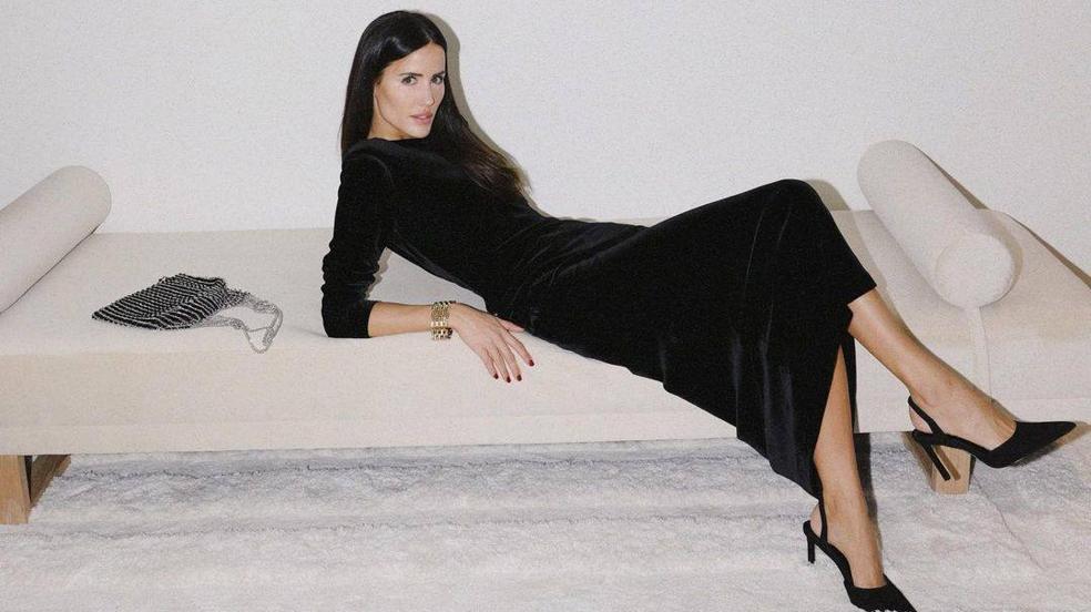 La influencer lleva un vestido midi negro super elegante