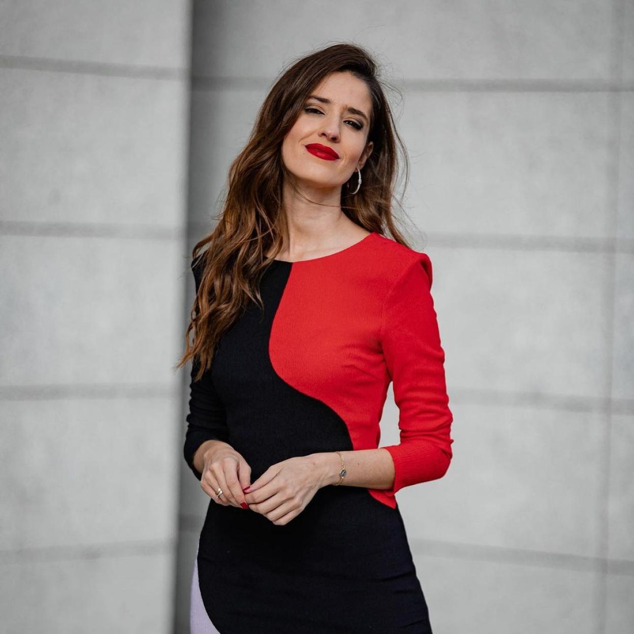 Una influencer con vestido de invitada.