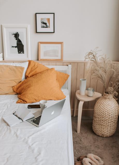 Imagen - Dormitorio decorado con motivos naturales y amarillo mostaza/PEXELS