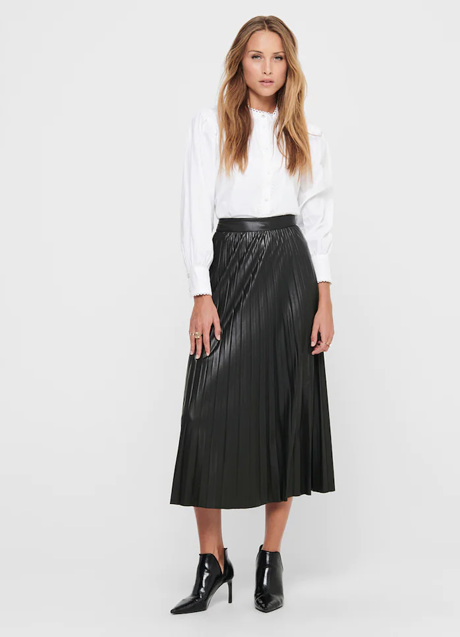 Imagen - Falda midi plisada de polipiel de Only, 16,99€ (antes 36,99€).