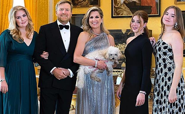 La familia real de Países Bajos al completo: Amalia, princesa heredera; los reyes Guillermo y Máxima, con Mambo en brazos; y las princesas Ariadna y Alexia, que aún es menor de edad. 