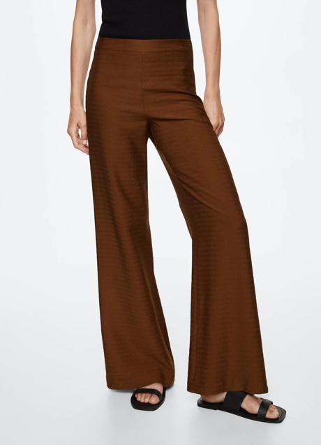 Imagen - Pantalones fluidos marrones de Mango. Foto: Mango.