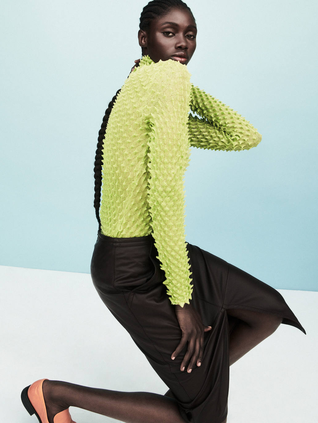 Camiseta con textura de Bottega Venetta; falda de piel, de Max Mara; y mocasines de Vagabond.