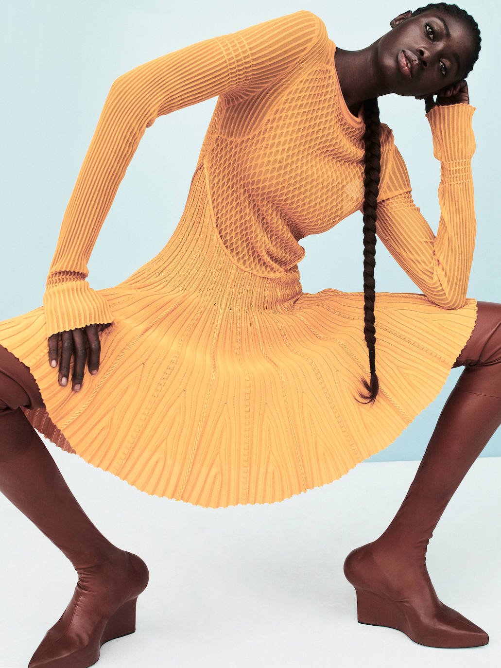 Vestido de punto y botas altas de piel, de Givenchy.