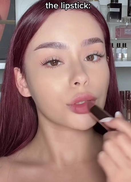 Imagen - Paso 1: Aplicar labial a toques en labios