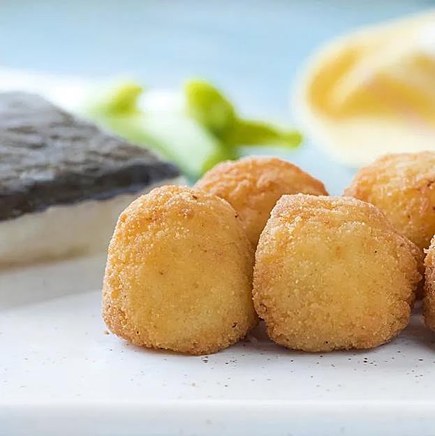 Para que las croquetas queden doradas es importante calentar bien el aceite de oliva en el que las vamos a freír.