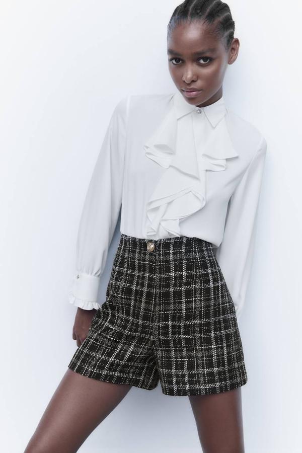 Bermudas en tejido de estructura con tiro alto y estampado a cuadros, en crudo y negro, de Zara.