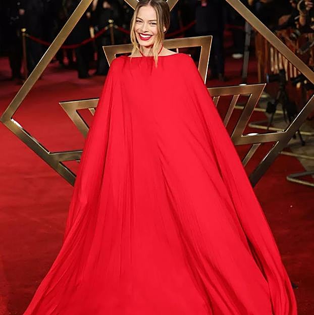 Imagen principal - Así es el vestido de Valentino que ha llevado Margot Robbie.