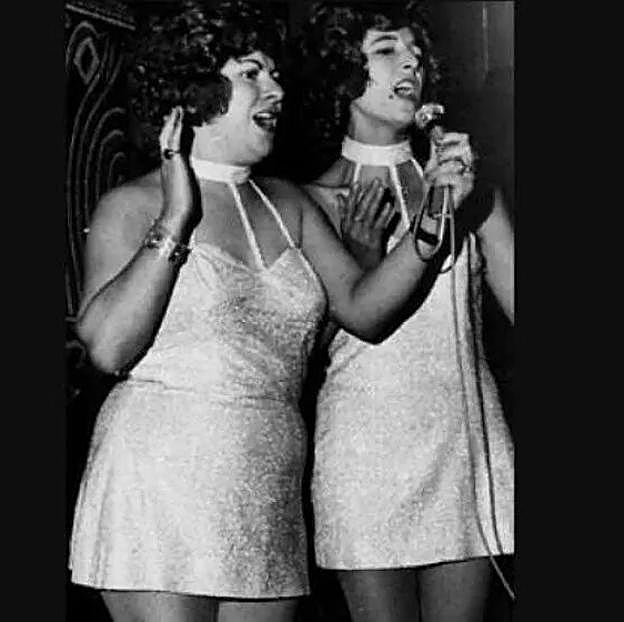 Paquita la del barrio junto a su hermana Viola, cuando formaban el dúo Las Golondrinas.