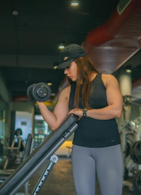 Imagen - Mujer entrenando fuerza/PEXELS