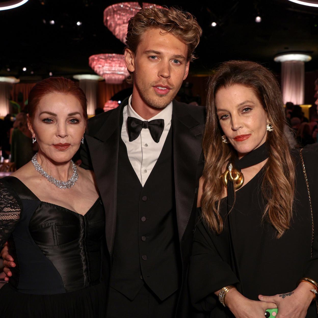 Priscilla Presley junto al actor Austin Butler, y su hija, Lisa Marie Presley, en los Globos de Oro 2023.