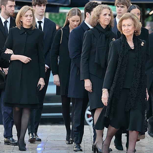 Irene Urdangarin rodeada del resto de la familia real española.