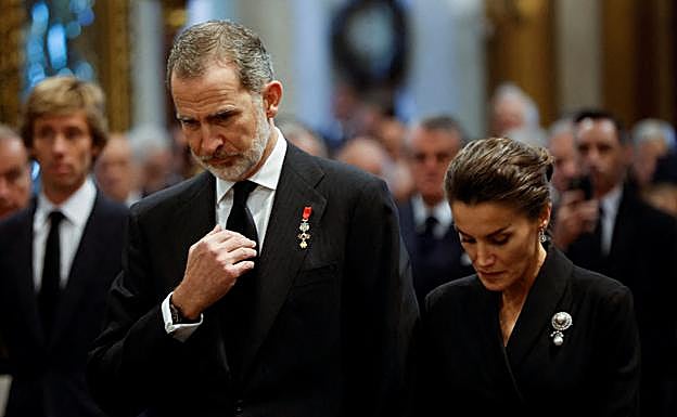 El rey Felipe VI lució el Toisón de Oro, la máxima distinción que concede la familia real española, en el funeral de Constantino II. La reina Letizia, por su parte, llevó el broche con la perla 'Peregrina'. 