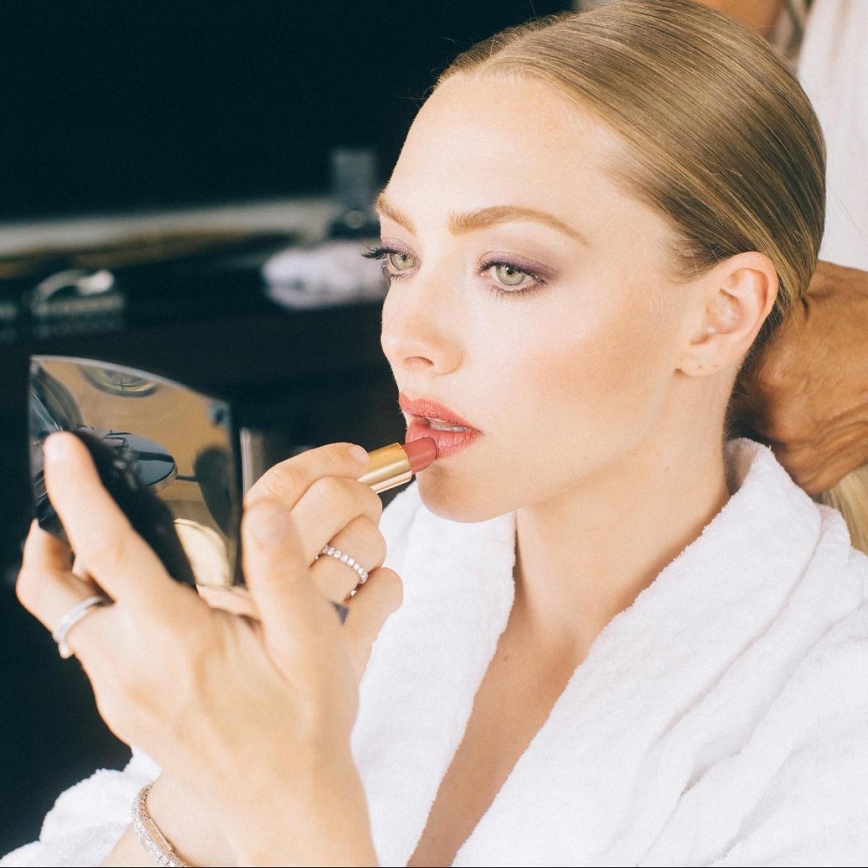 La actriz Amanda Seyfried maquillándose.